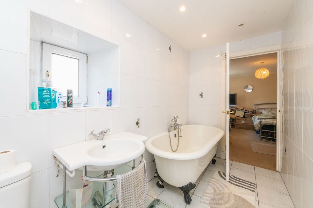 Additional image 8 of 1 bed flat for saleLadywynd, Cupar KY15