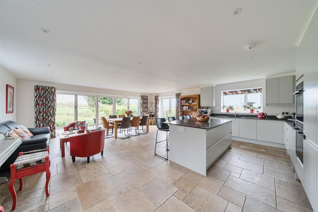 4 bed detached house for saleCullompton EX15 photo 4