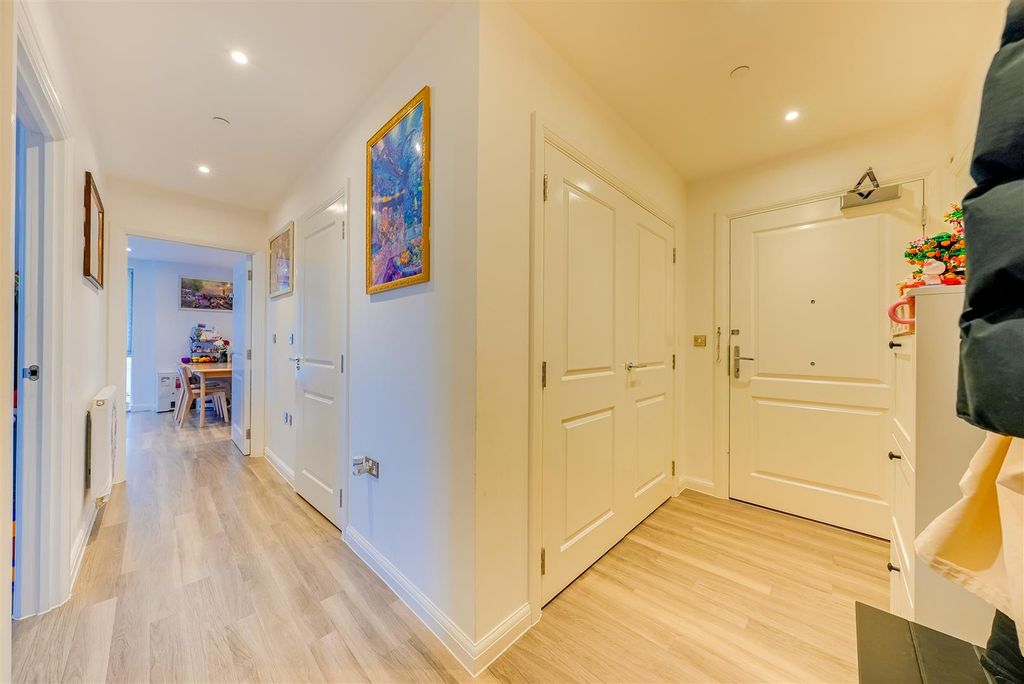 2 bed flat for saleTruman Way, Dartford DA1 photo 3