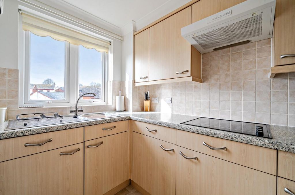 2 bed flat for saleHigh Street, Cullompton, Devon EX15 photo 3