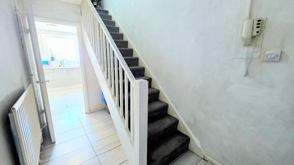 Additional image 11 of 3 bed flat for saleBradwell Avenue, Dagenham RM10
