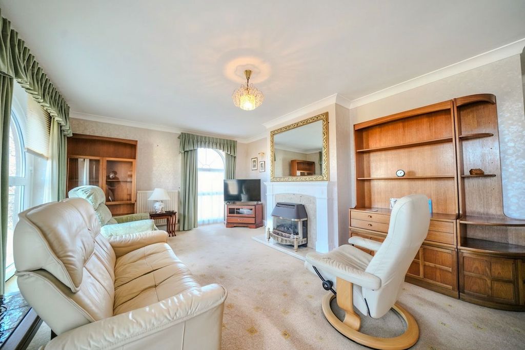2 bed flat for saleColne Road, Cromer NR27 photo 3