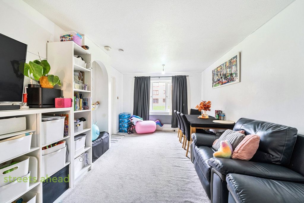 2 bed flat for saleDavies Close, Croydon CR0 photo 2