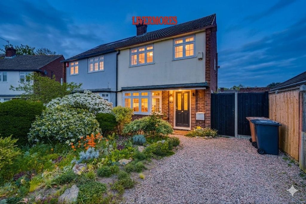 3 bed semi-detached house for saleTredegar Road, Dartford DA2