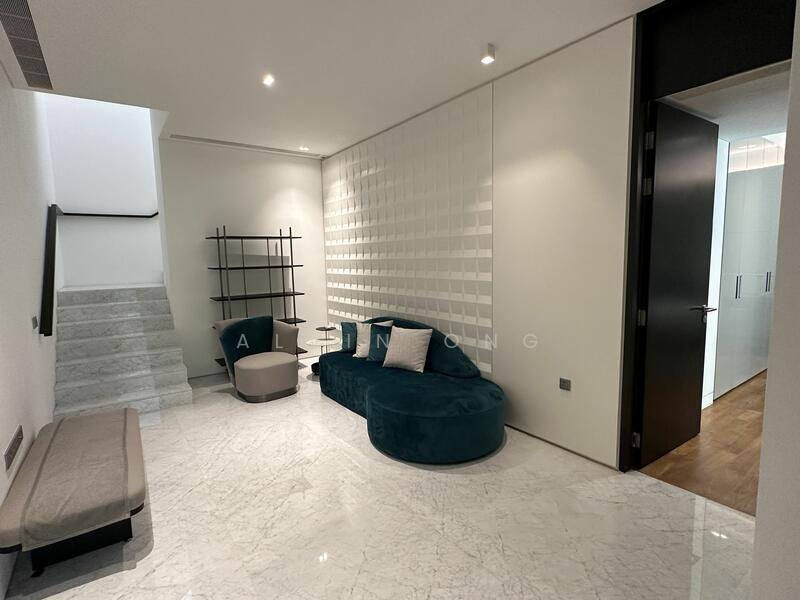 18 Nassim Hill photo 2
