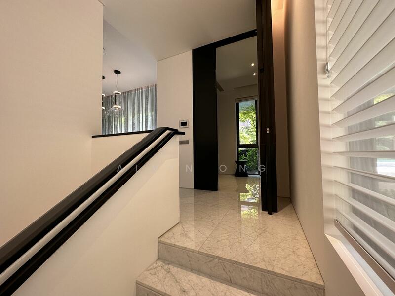 18 Nassim Hill photo 5