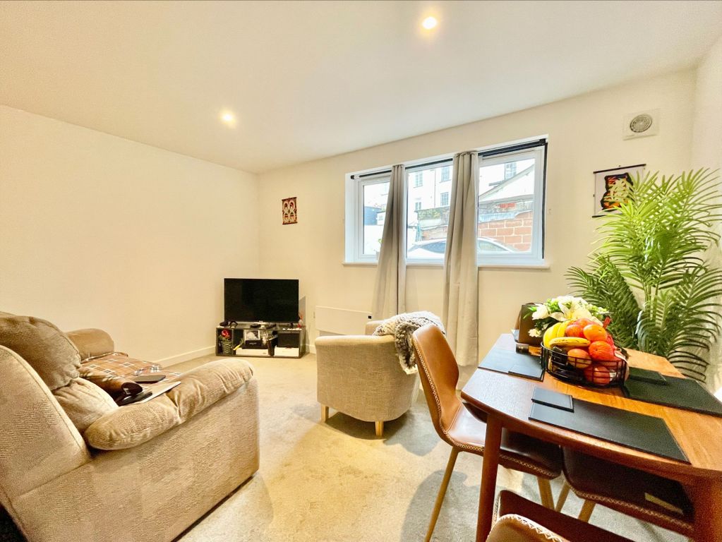 1 bed flat for saleFlat, Florist Court, High Street, Cullompton EX15