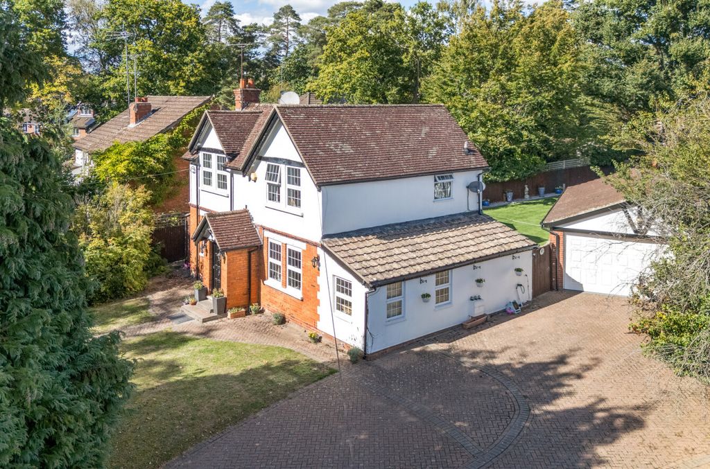 4 bed detached house for saleHatch Ride, Crowthorne, Berkshire RG45