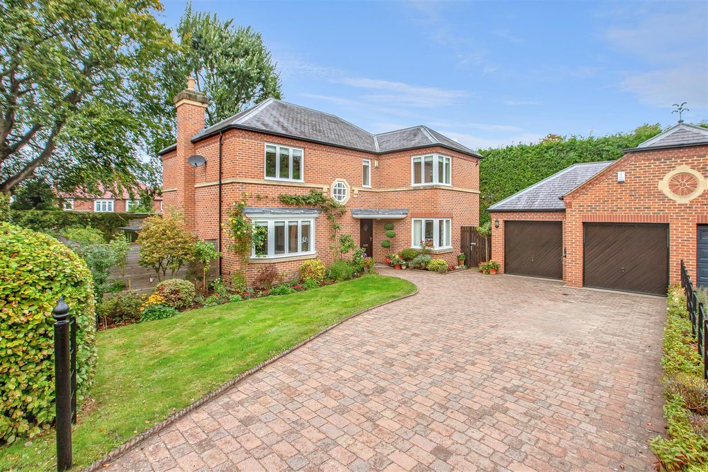 4 bed detached house for saleThe Woodlands, Darlington. DL3