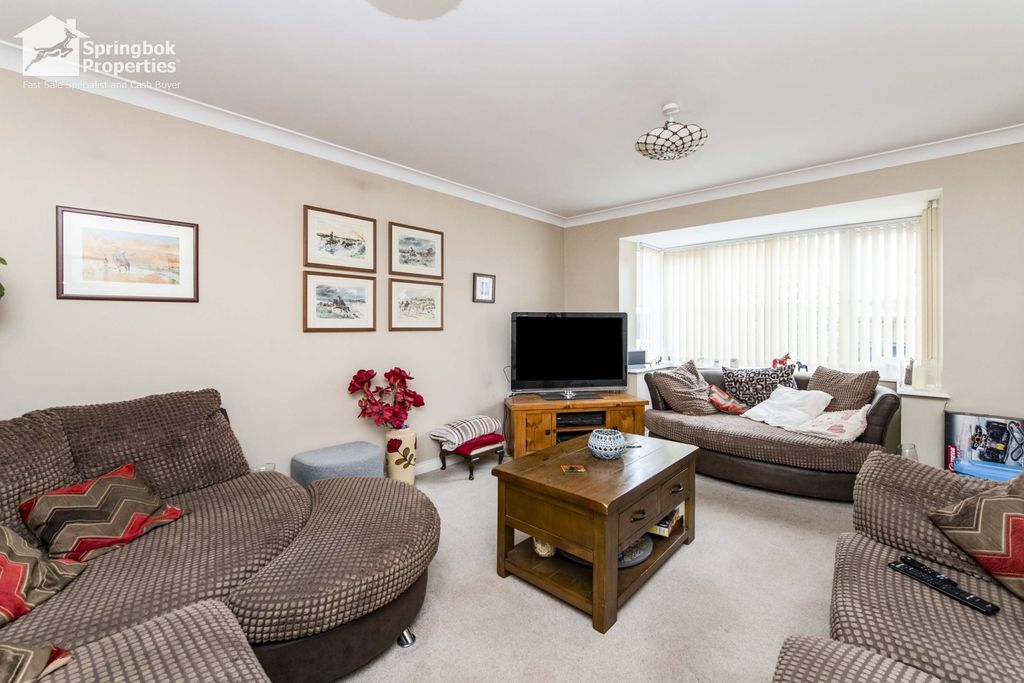 4 bed detached house for saleLinnet Dene, Cullompton, Devon EX15 photo 3