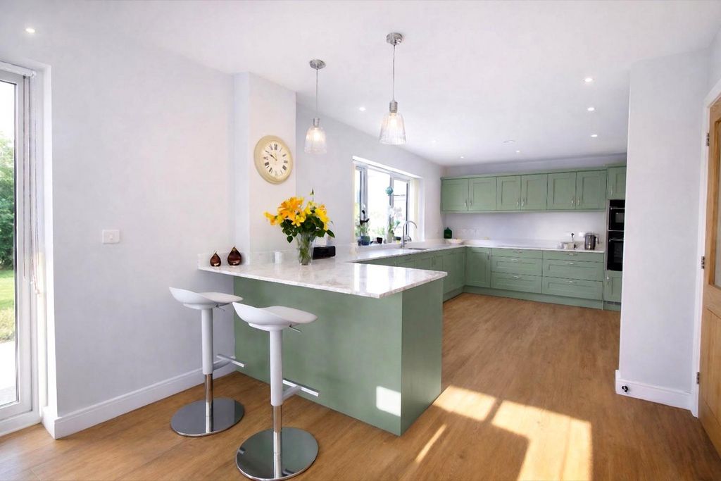 4 bed detached house for saleTiverton Road, Devon EX15 photo 4