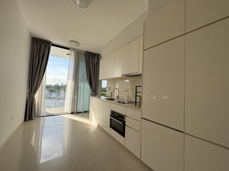 105 Prince Charles Crescent photo 2