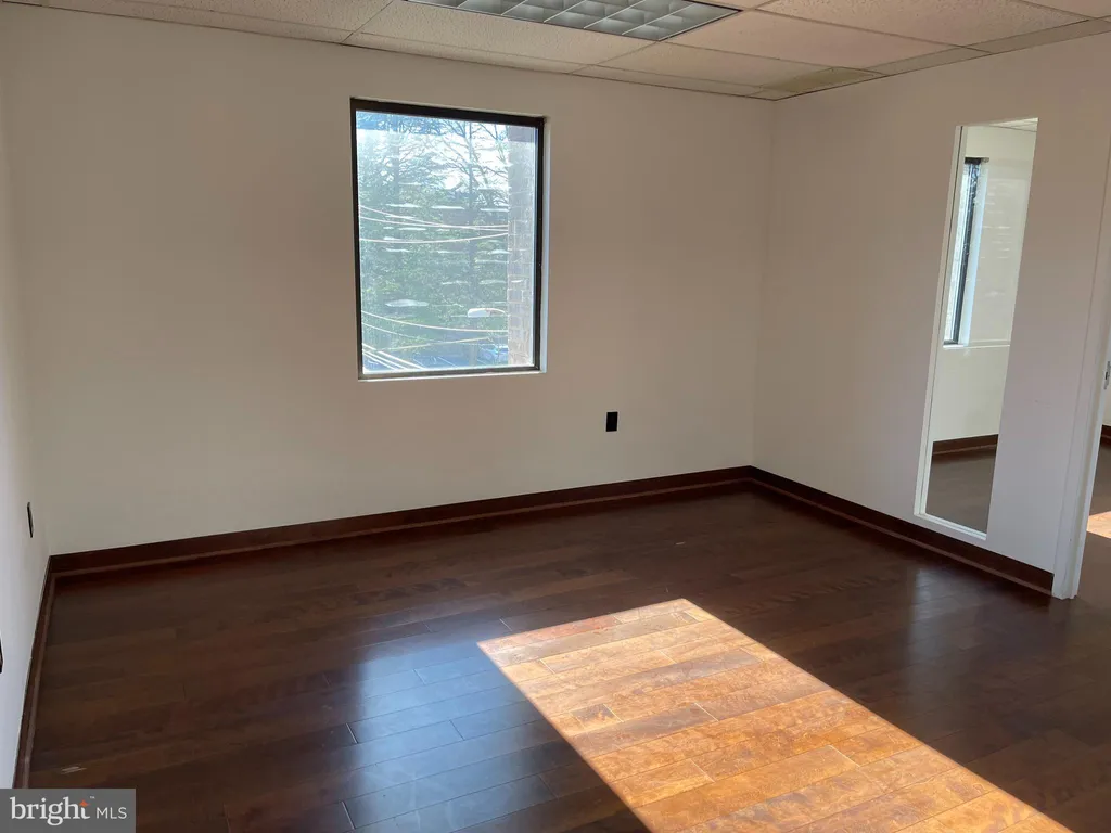 6888 Elm Street Unit 301, McLean, VA 22101