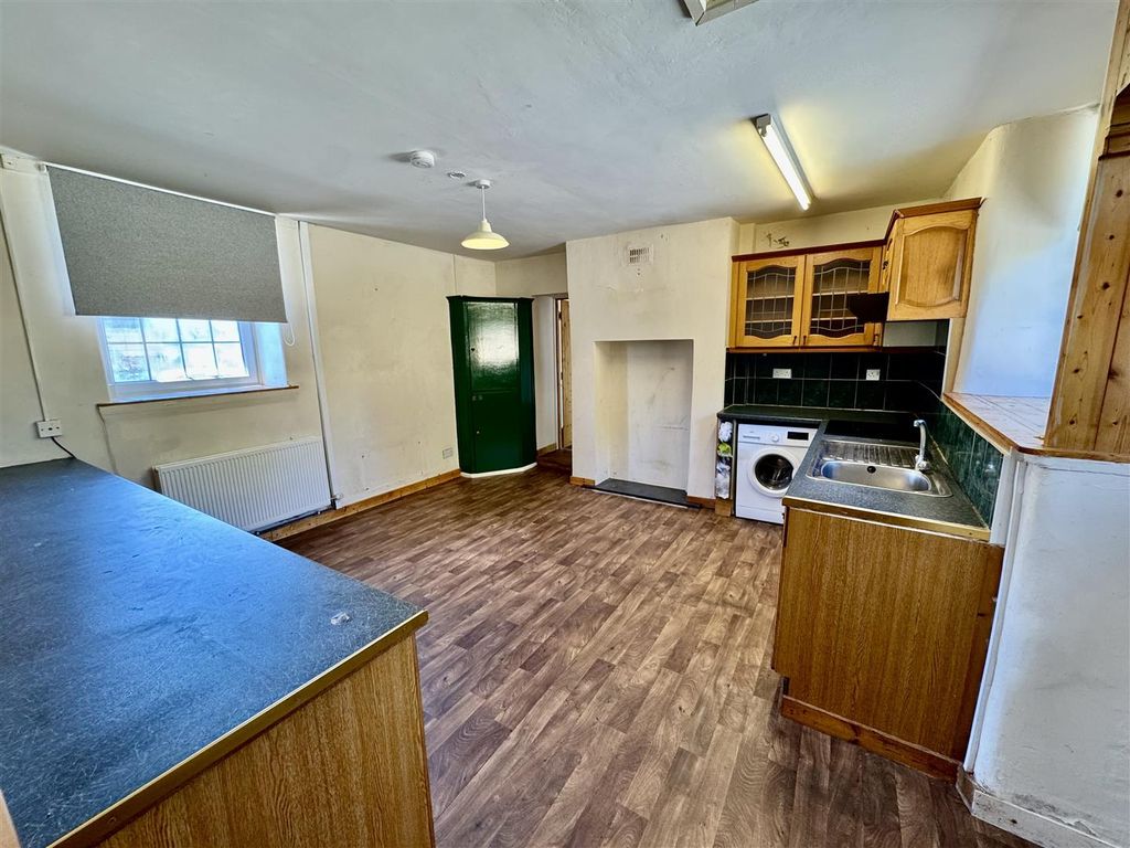 2 bed detached house for saleCriccieth LL52 photo 3