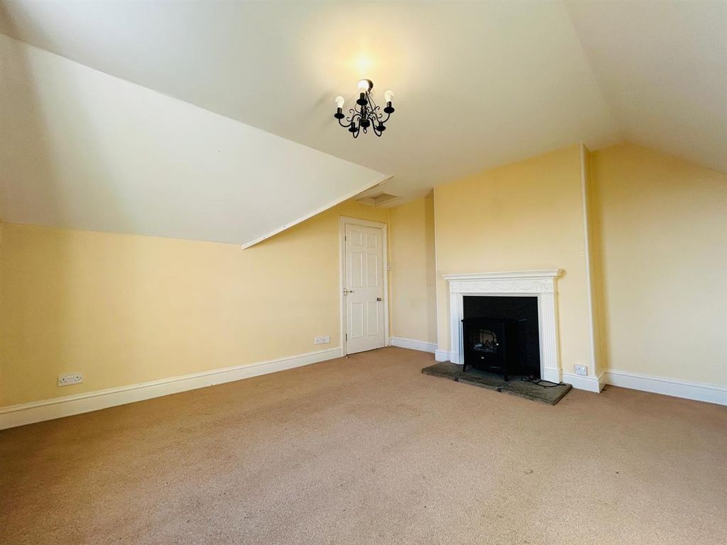 2 bed flat for saleLower Town, Halberton EX16 photo 3