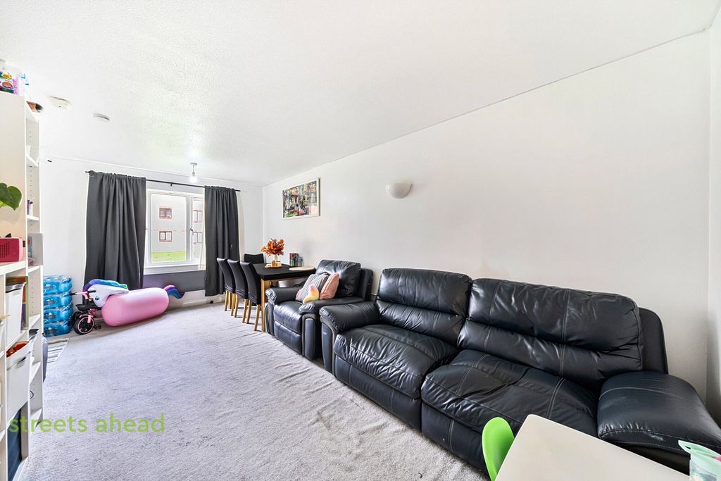 2 bed flat for saleDavies Close, Croydon CR0 photo 3