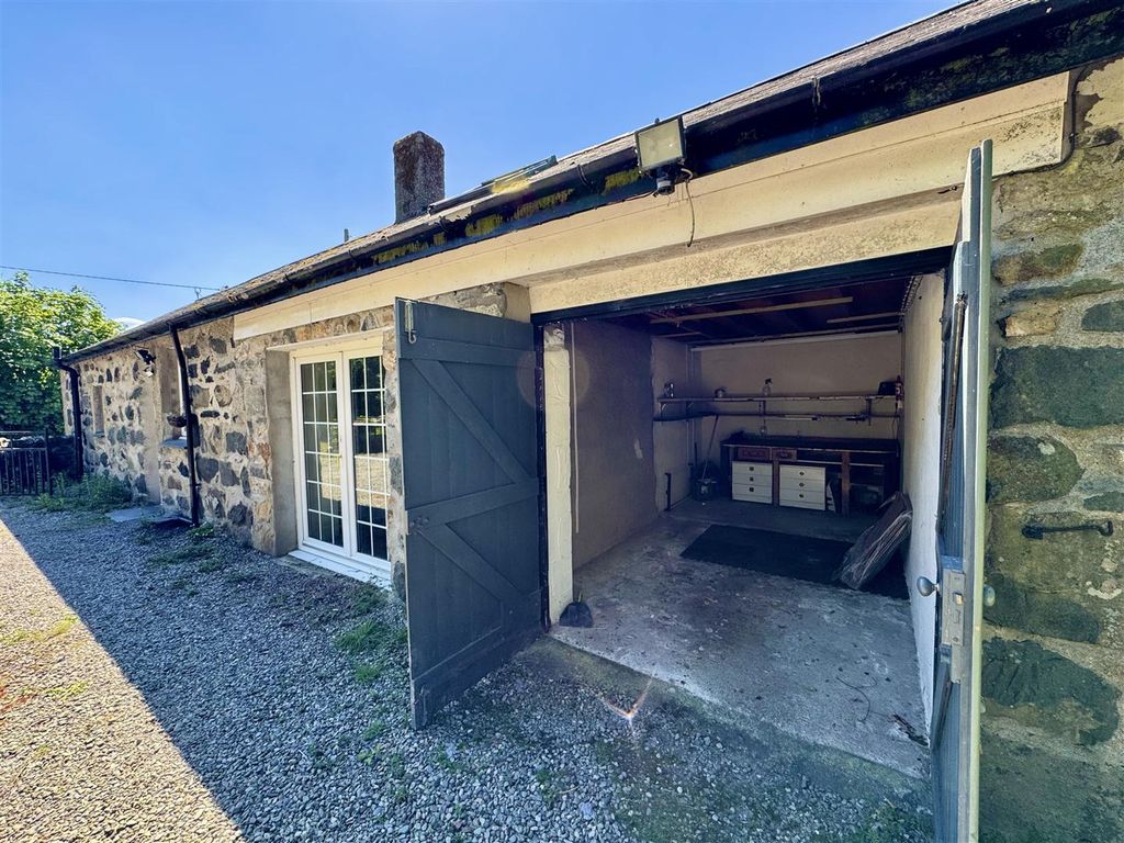 2 bed detached house for saleCriccieth LL52 photo 4