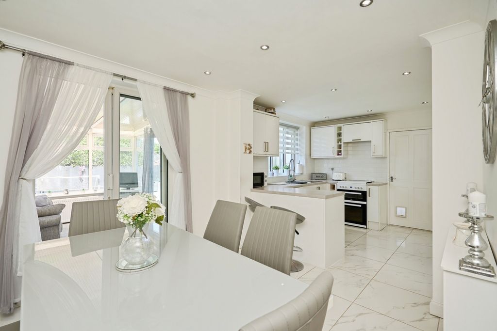 3 bed semi-detached house for salePrincess Close, East Cowes, Isle Of Wight PO32 photo 4