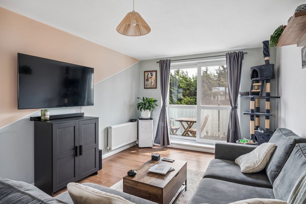 Additional image 2 of 2 bed flat for saleHolly Acre, Dunstable LU5
