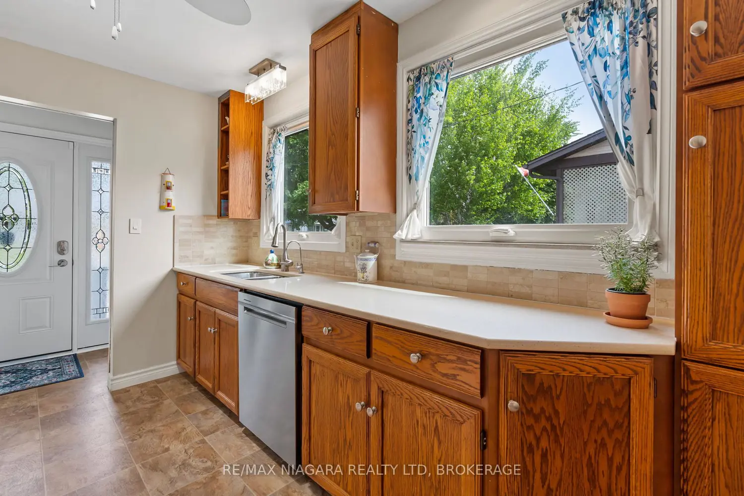 21 Allan Drive photo 3