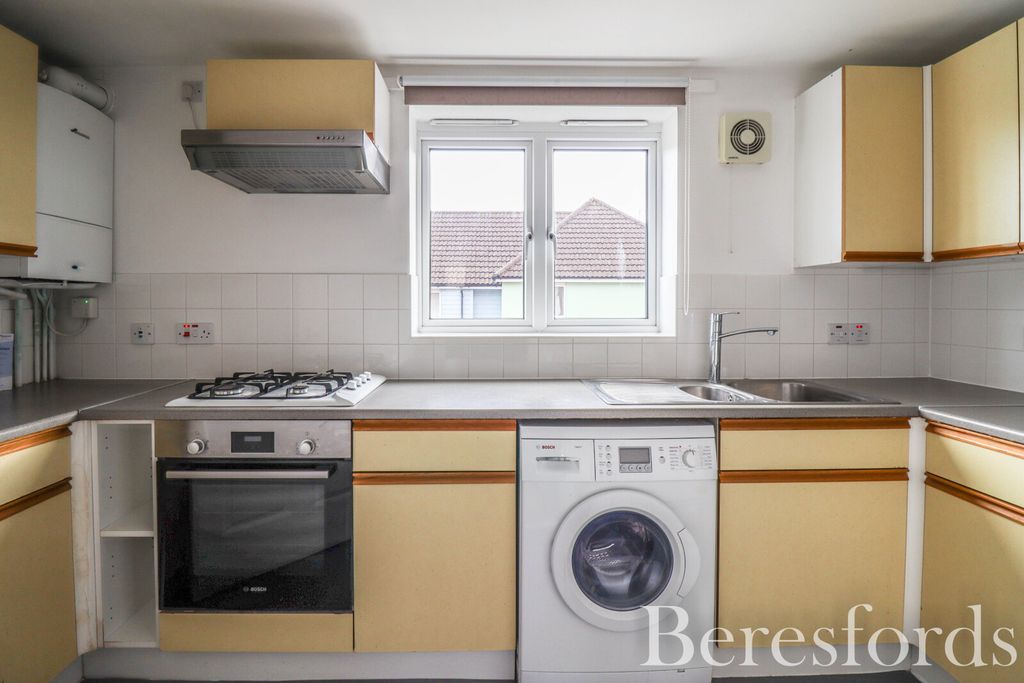 2 bed flat for saleWillow Road, Dunmow CM6 photo 5