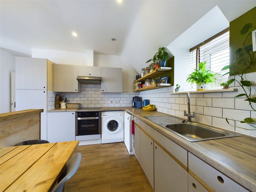2 bed flat for salePolzeath, Polzeath, Cornwall PL27 photo 3