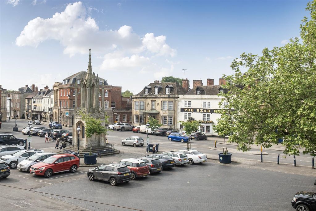 2 bed flat for saleMarket Place, Devizes SN10 photo 2