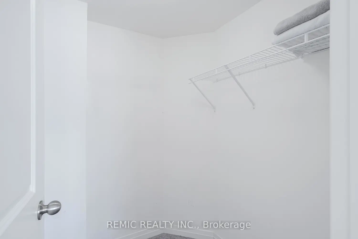1423 Green Road photo 4