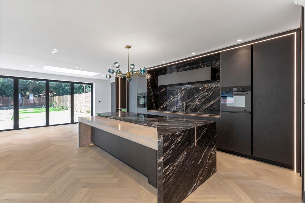 5 bed detached house for saleThe Pipers Pipers Green Lane, Edgware HA8 photo 4