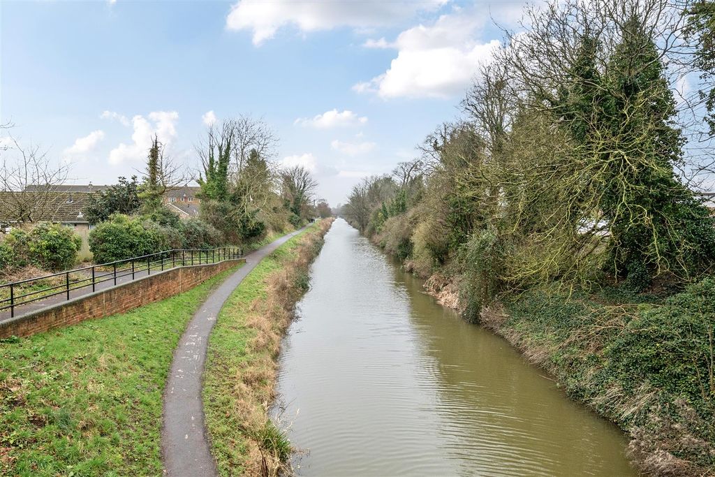 2 bed flat for saleThe Croft, Meadow Drive, Devizes SN10 photo 3
