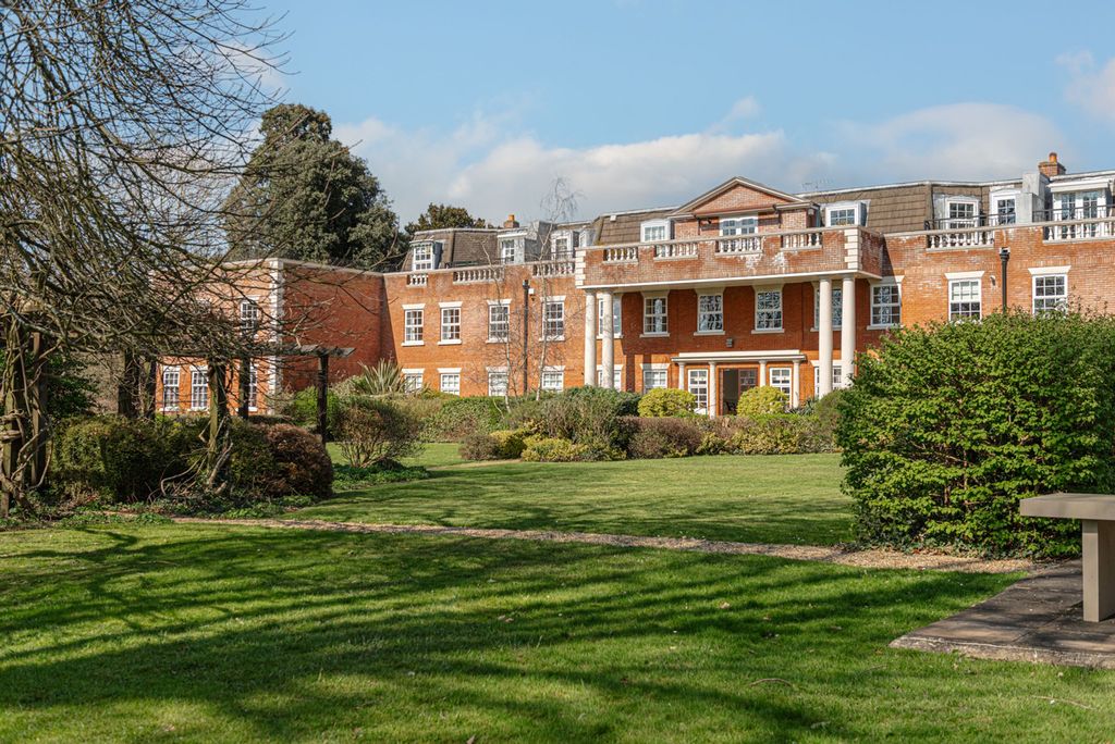 3 bed flat for saleMolesey Park Road, Spencer Park Molesey Park Road KT8