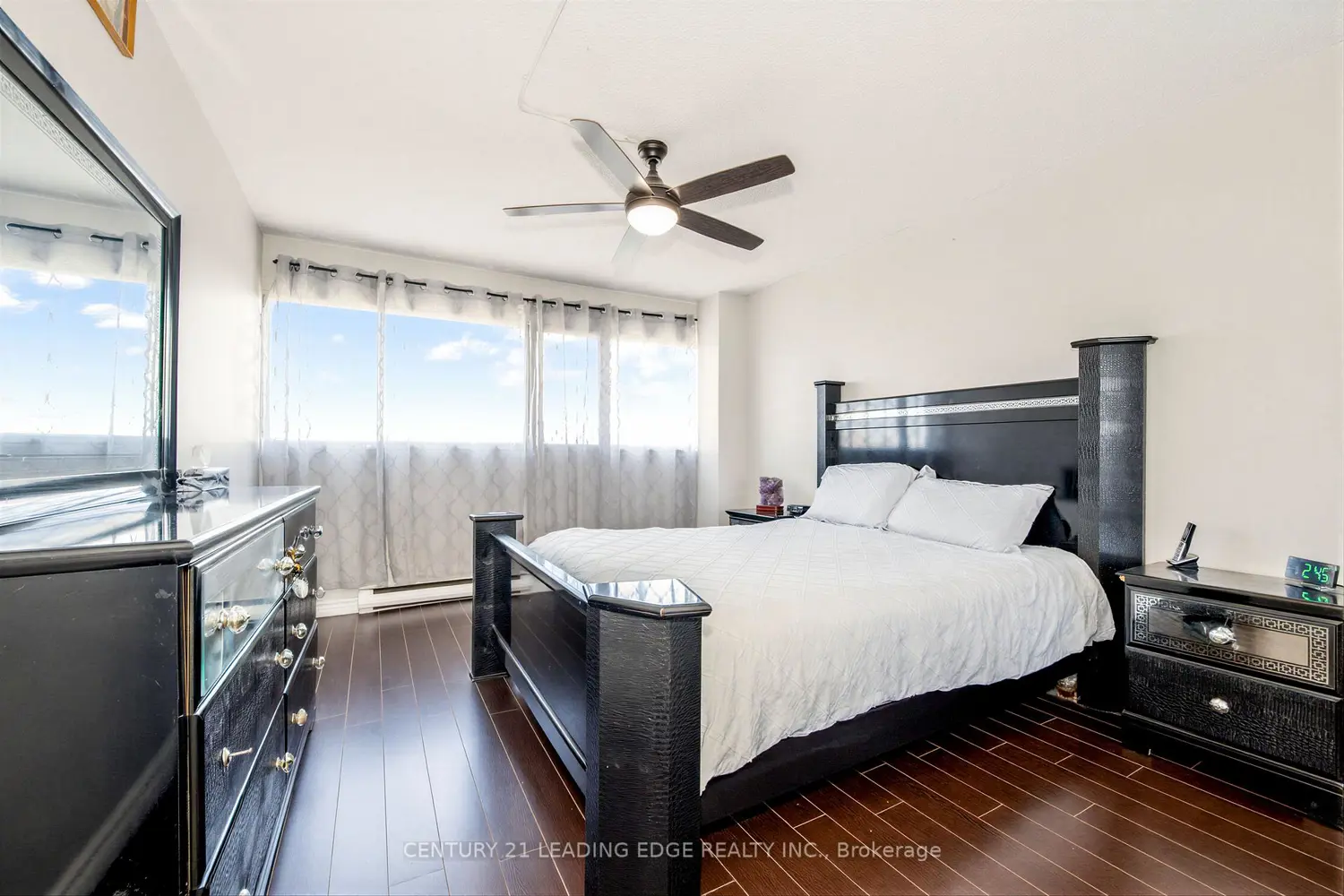 Additional image 16 of 55 Sunny Glenway 307