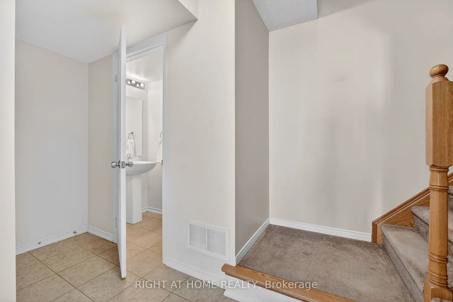 2480 Post Road 26 photo 3