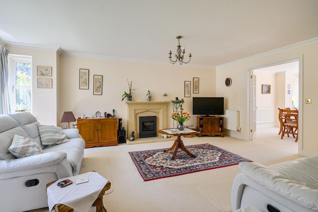 4 bed detached house for salePinetum Close, Devizes SN10 photo 3