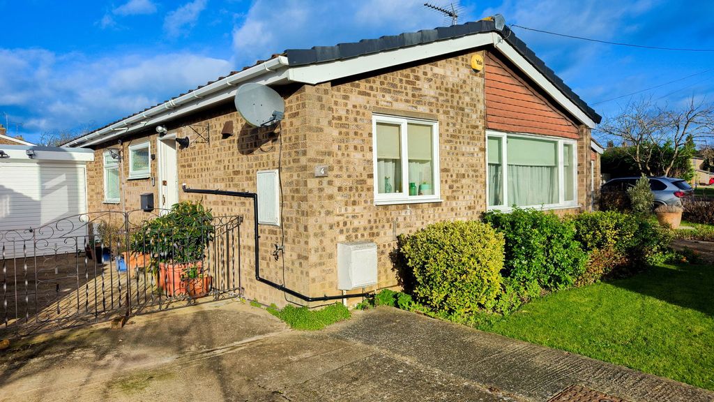 3 bed bungalow for saleYorke Way, Ely CB6 photo 2