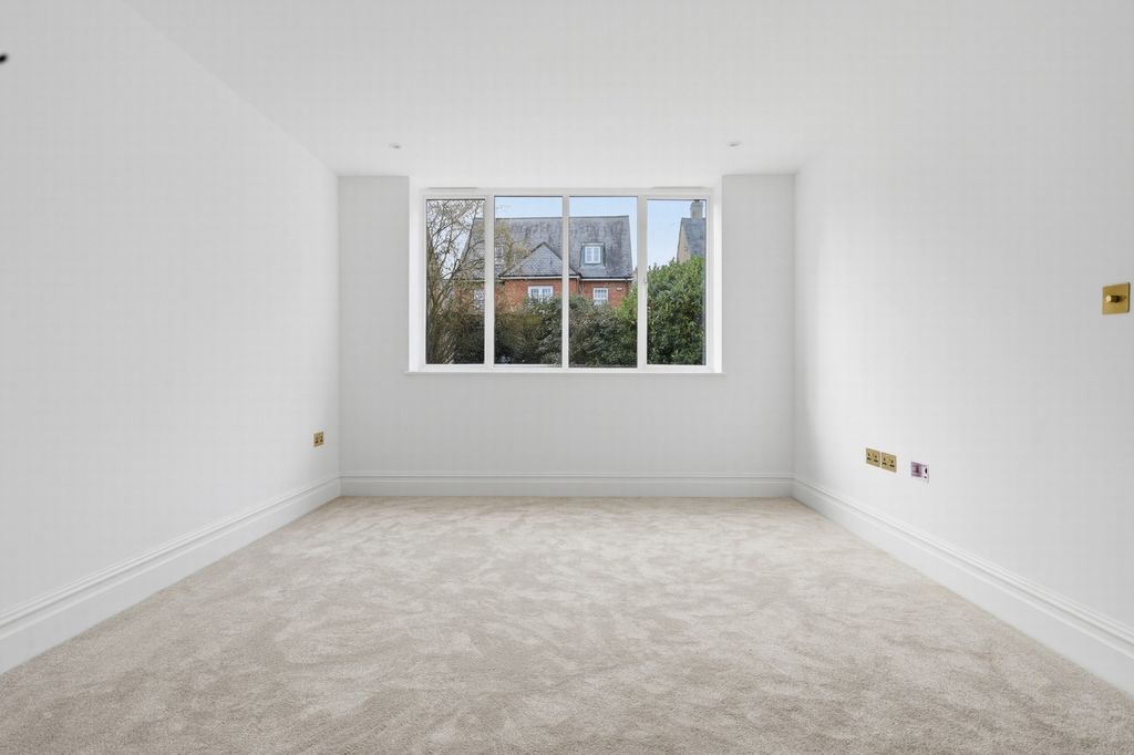 4 bed detached house for saleThe Plain, Epping CM16 photo 4