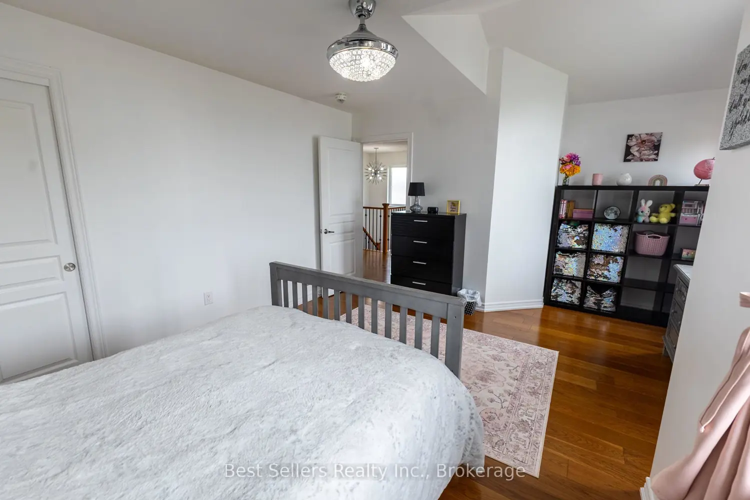 214 Cardinal Crescent photo 5