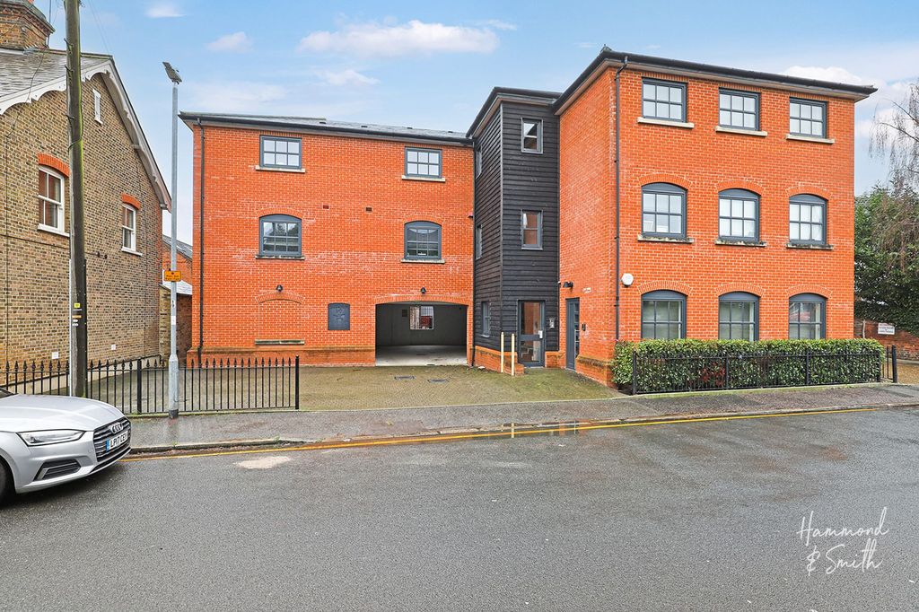 2 bed flat for saleHemnall Street, Epping CM16