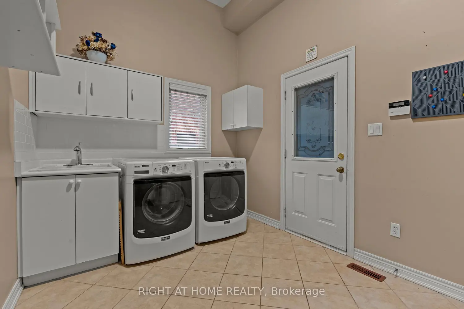 2275 Whitecliffe Way photo 5