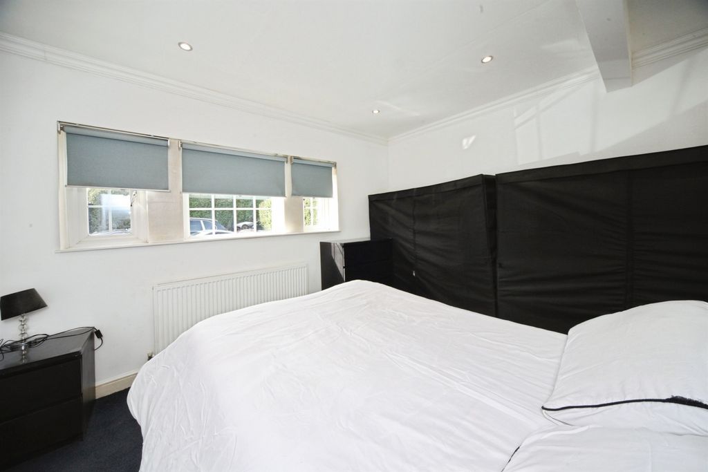 Additional image 6 of 4 bed detached house for saleLockhart Close, Dunstable LU6