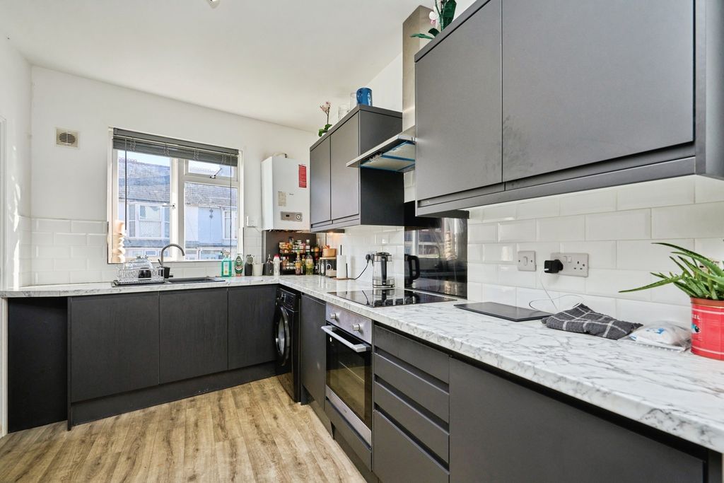 Additional image 3 of 2 bed flat for saleTennyson Road, Cowes, Isle Of Wight PO31