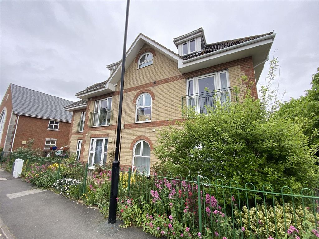 2 bed flat for saleNewport Road, Cowes PO31