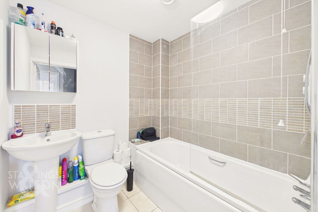 2 bed flat for saleBartrums Mews, Diss IP22 photo 5