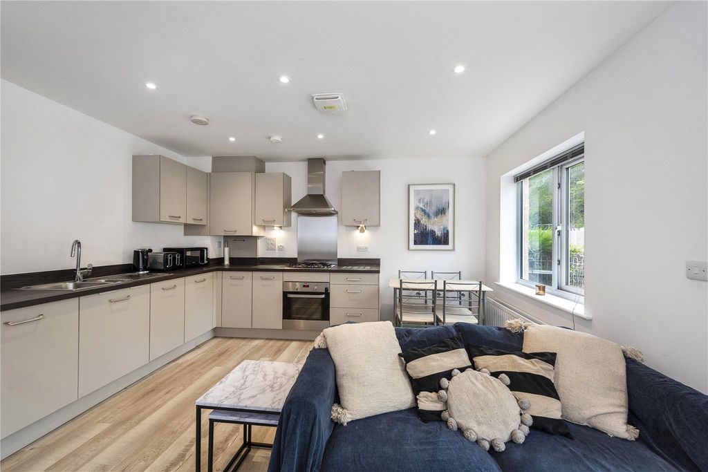 2 bed flat for saleLitho House, Caxton Close, Edenbridge TN8 photo 2