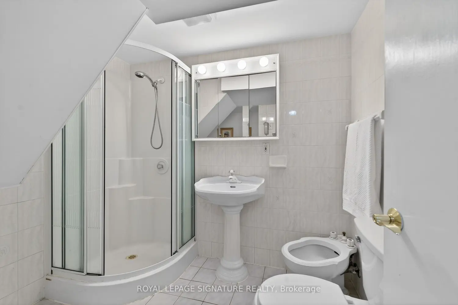 897 Pembridge Crescent photo 5