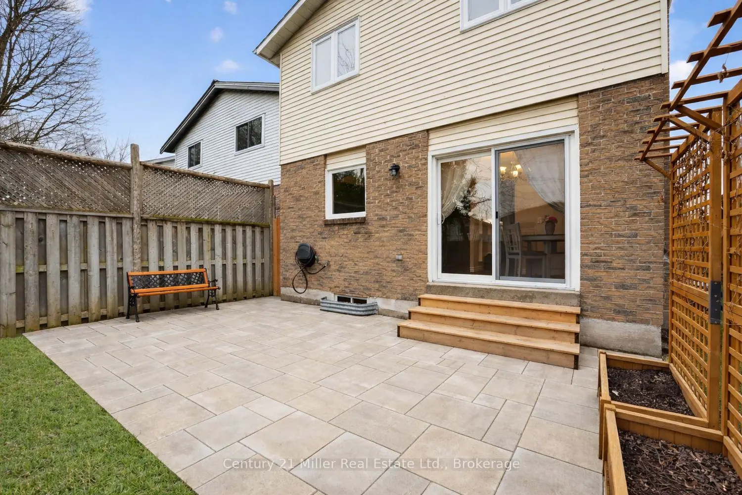 2451 Malcolm Crescent photo 3