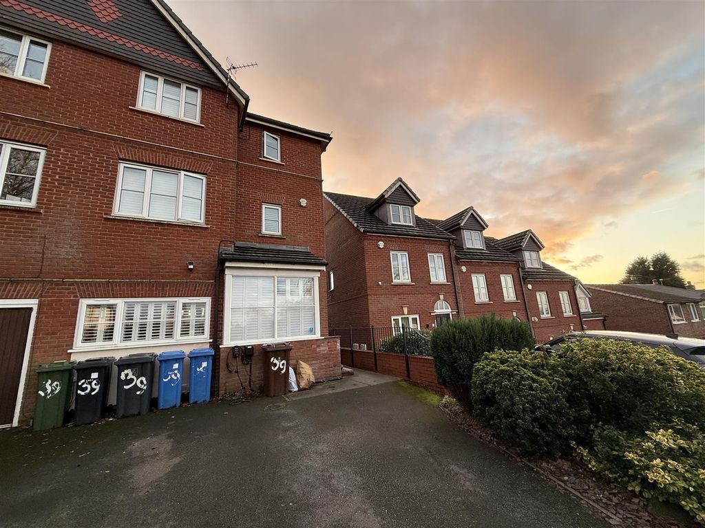 5 bed semi-detached house for saleYew Tree Lane, Dukinfield SK16