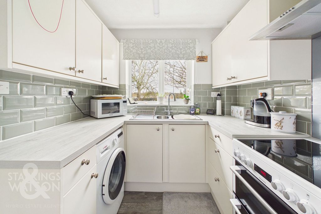 2 bed flat for saleParkside Court, Diss IP22 photo 2