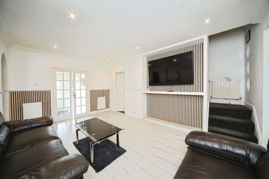 Additional image 3 of 4 bed detached house for saleLockhart Close, Dunstable LU6