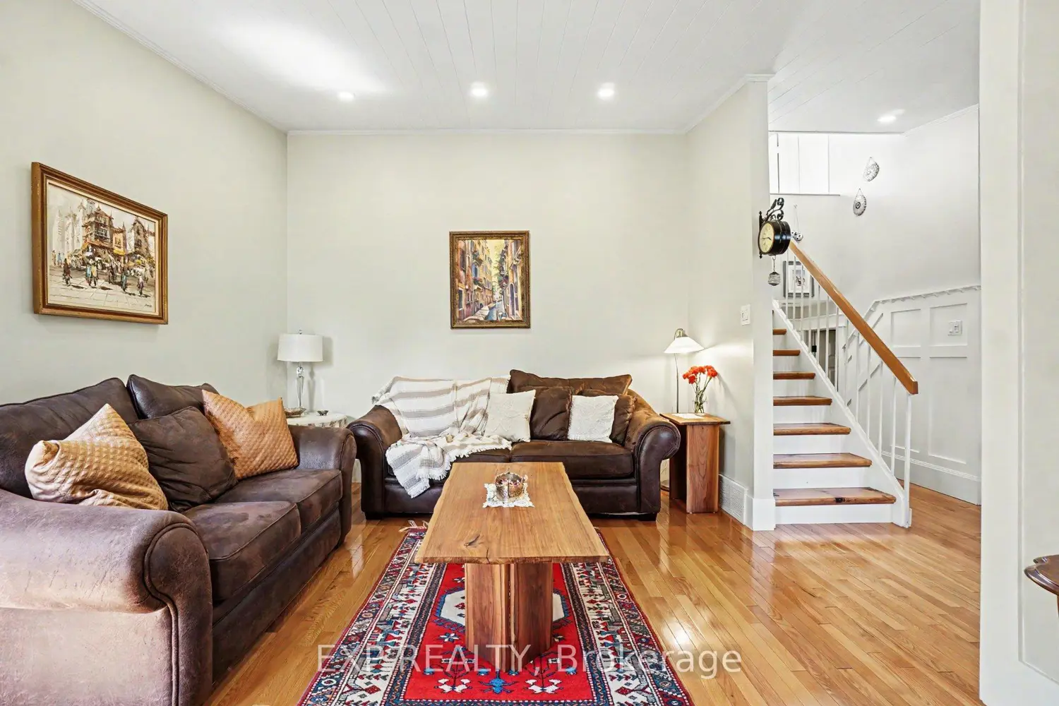 1104 Chateau Crescent photo 3